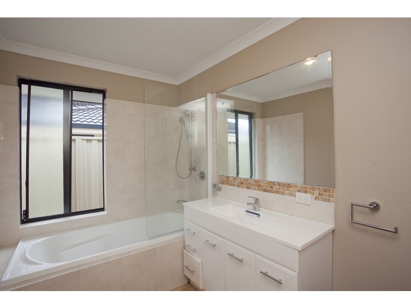24 Enfield Turn, Carramar WA 6031