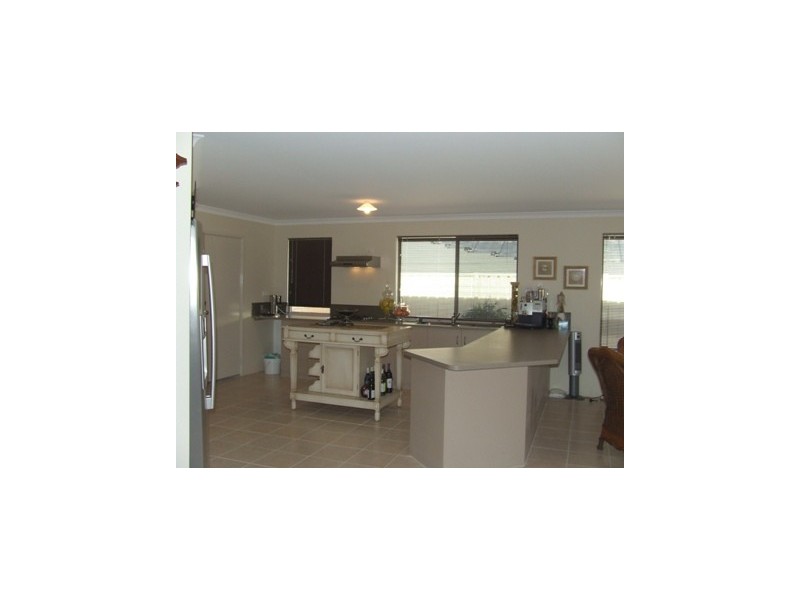 19 ALANDALE BEND, Banksia Grove WA 6031