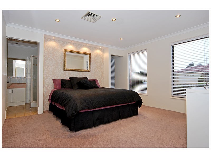 12 Blairgowie Heights, Kinross WA 6028