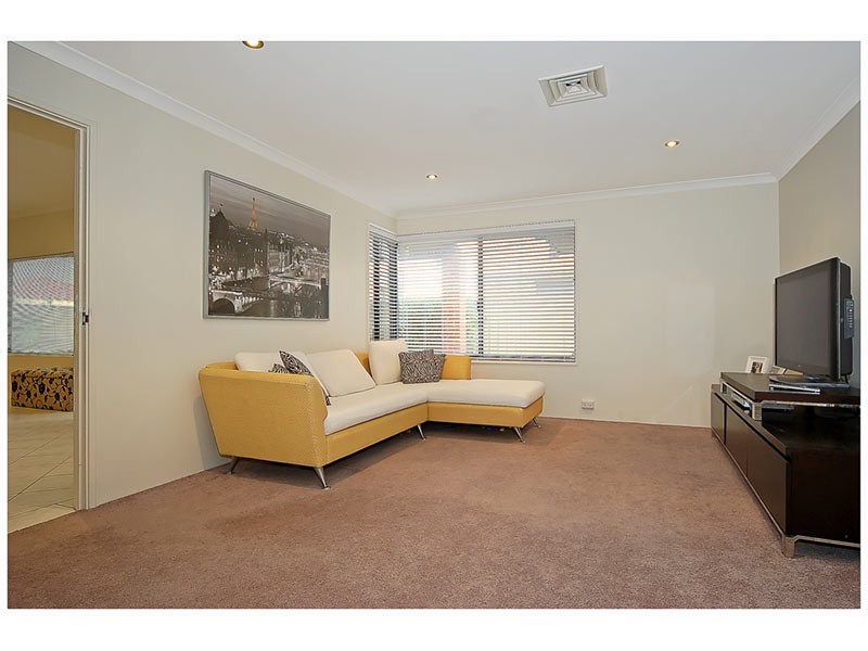 12 Blairgowie Heights, Kinross WA 6028