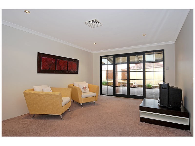 12 Blairgowie Heights, Kinross WA 6028