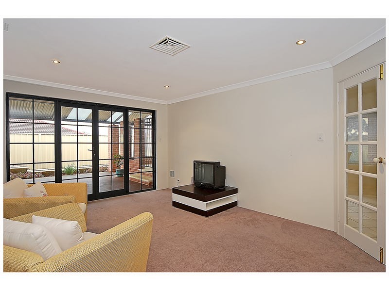 12 Blairgowie Heights, Kinross WA 6028