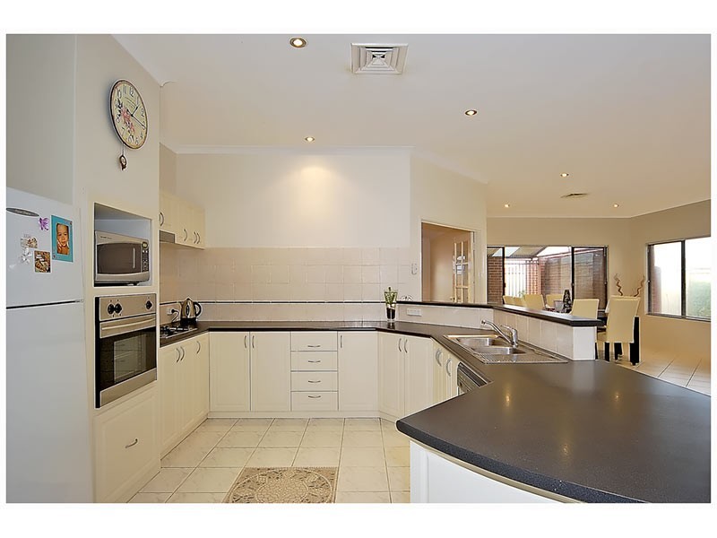 12 Blairgowie Heights, Kinross WA 6028