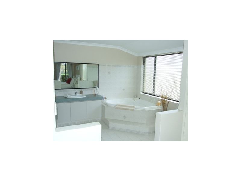 86 Golf Links Drive, Carramar WA 6031