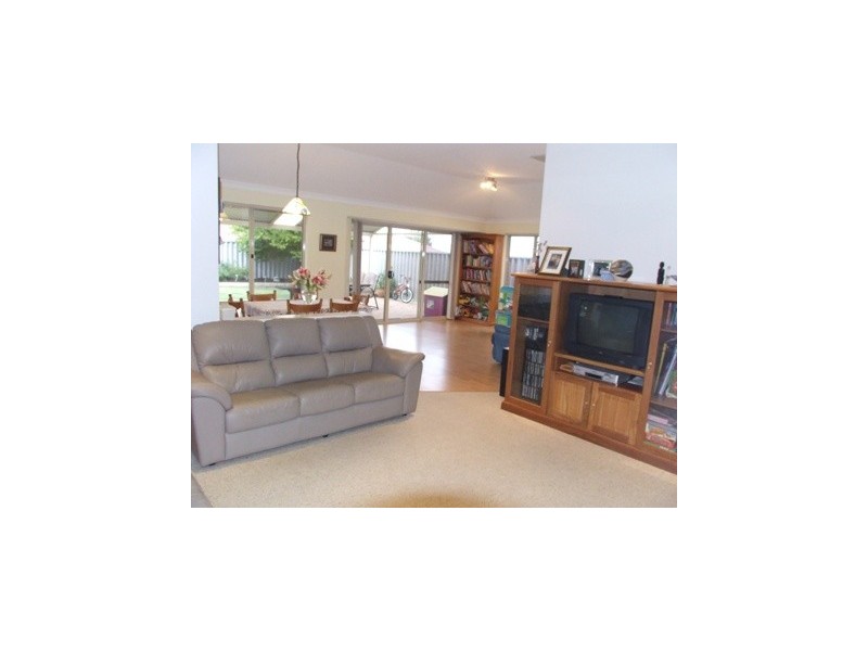 18 Combewood Loop, Carramar WA 6031