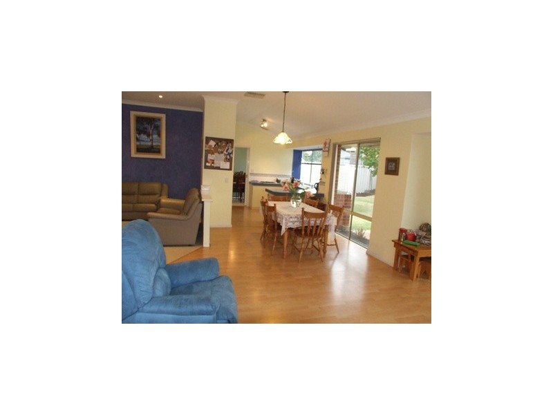 18 Combewood Loop, Carramar WA 6031