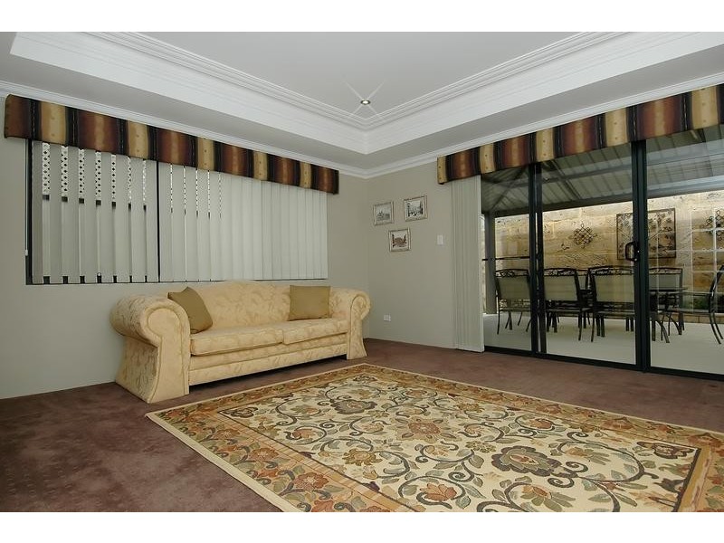 34 Litchfield Cr, Carramar WA 6031