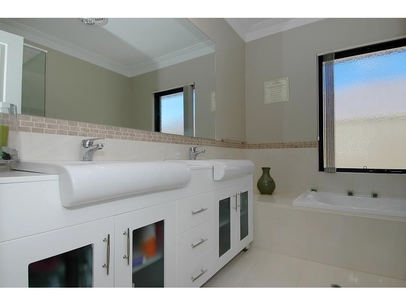 34 Litchfield Cr, Carramar WA 6031