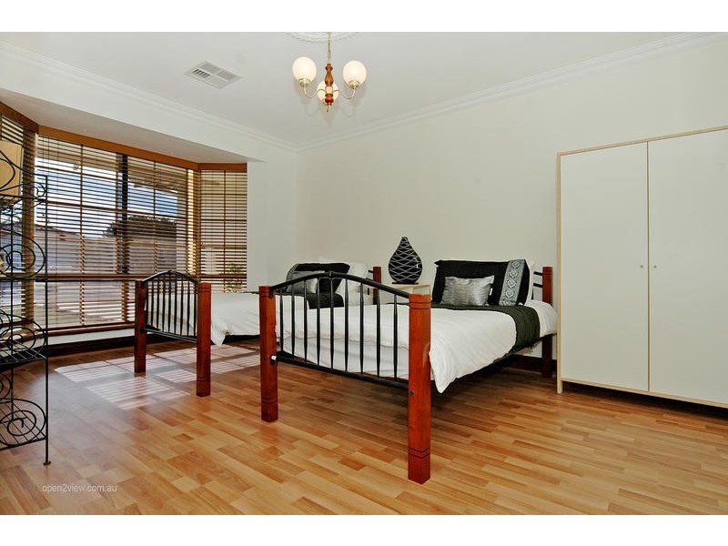 2 Royal Melbourne Avenue, Connolly WA 6027