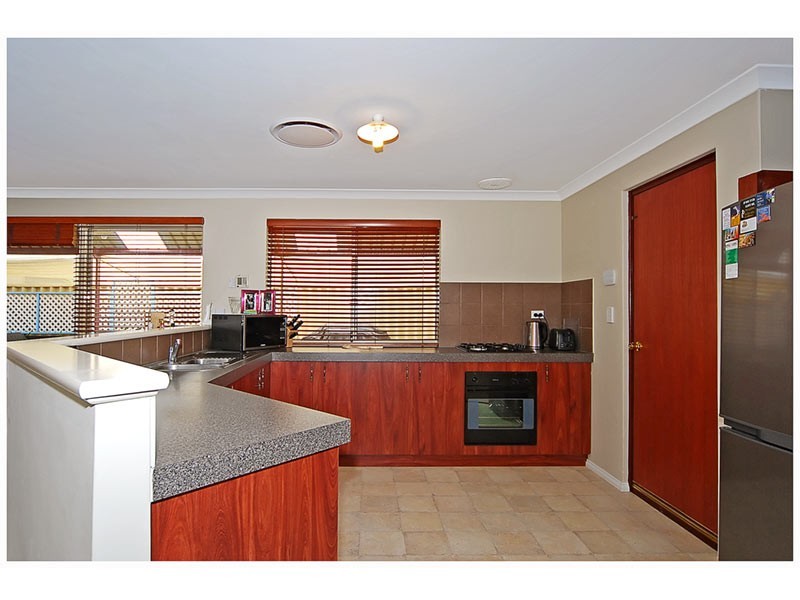 42 Alpina Promenade, Banksia Grove WA 6031