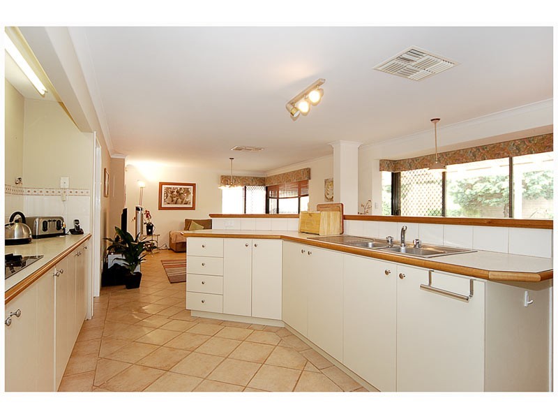 11 Ollera Meander, Carramar WA 6031