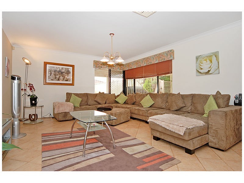 11 Ollera Meander, Carramar WA 6031