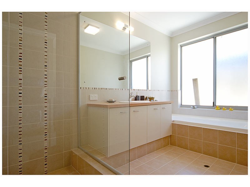 102 Da Vinci Drive, Tapping WA 6065