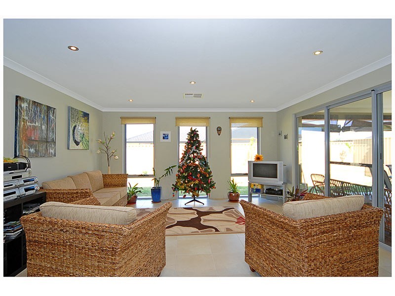 102 Da Vinci Drive, Tapping WA 6065