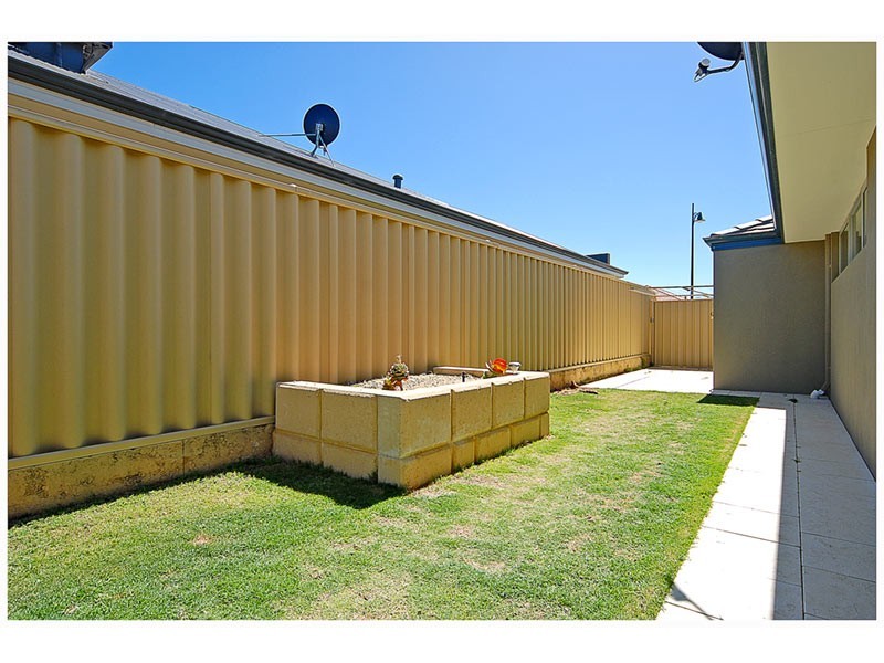 102 Da Vinci Drive, Tapping WA 6065