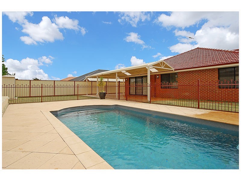 92 Golf Links Drive, Carramar WA 6031