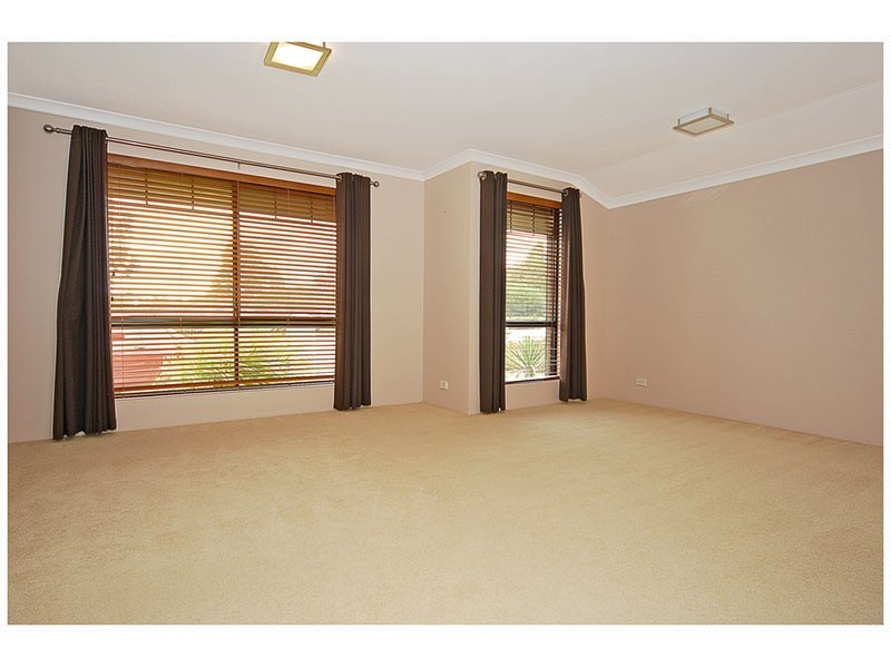 92 Golf Links Drive, Carramar WA 6031