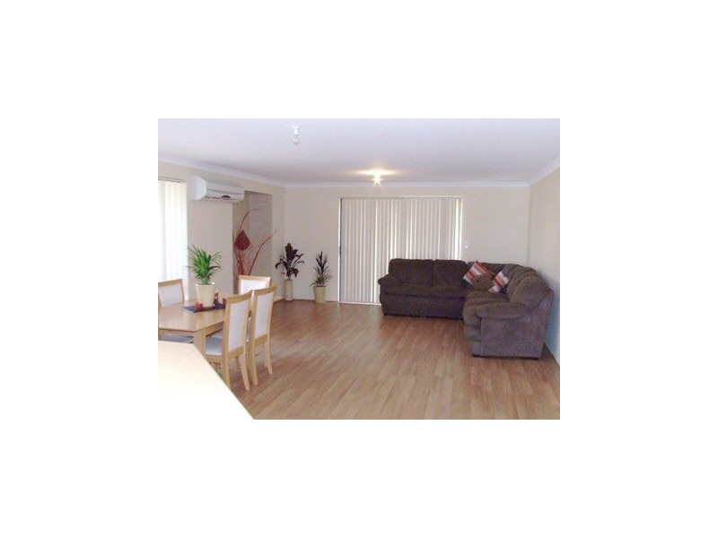 28 Lauderdale Ramble, Carramar WA 6031