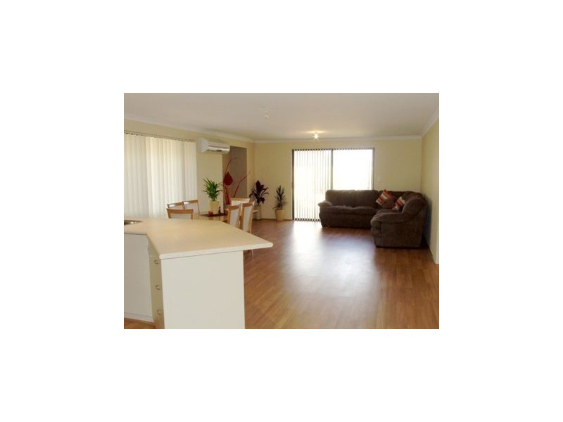 28 Lauderdale Ramble, Carramar WA 6031