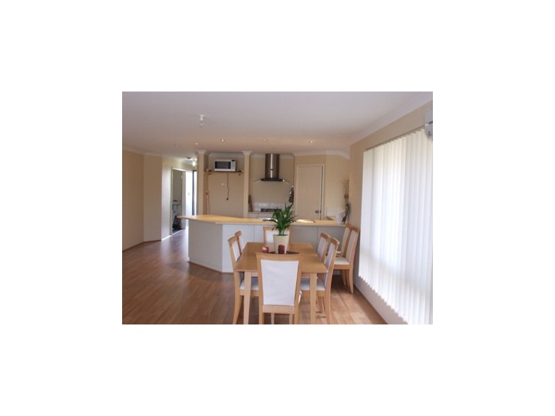 28 Lauderdale Ramble, Carramar WA 6031