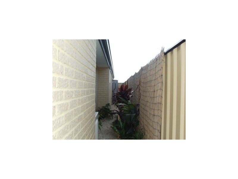 28 Lauderdale Ramble, Carramar WA 6031