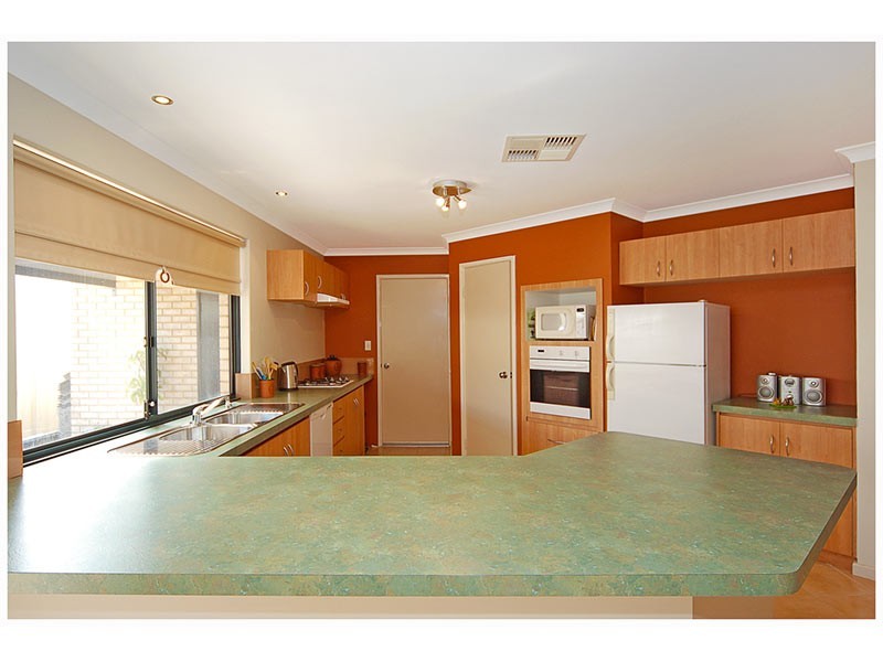 61 Jindare Loop, Carramar WA 6031