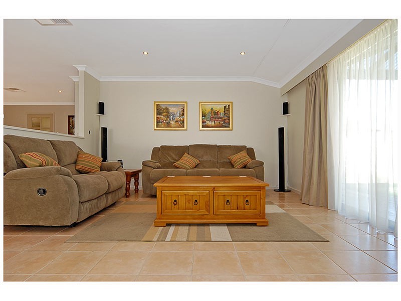 61 Jindare Loop, Carramar WA 6031