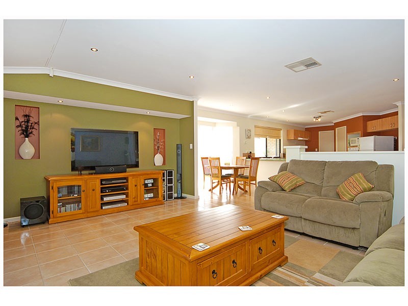 61 Jindare Loop, Carramar WA 6031