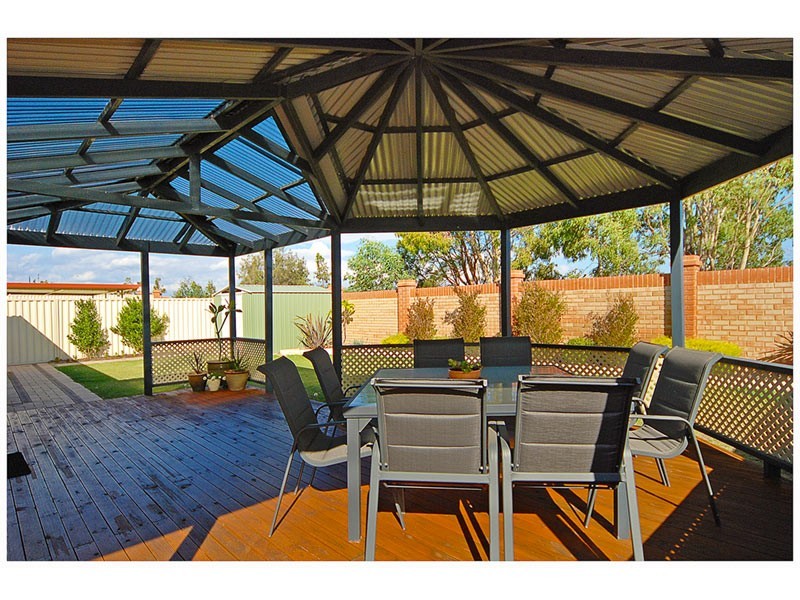 61 Jindare Loop, Carramar WA 6031