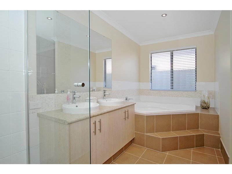 194 Golf Links Drive, Carramar WA 6031