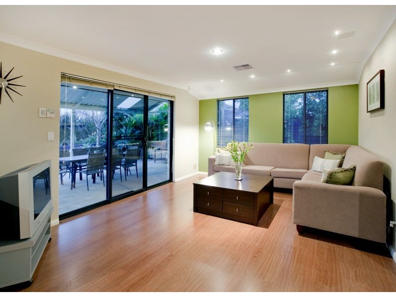 5 Belhus Ct, Tapping WA 6065