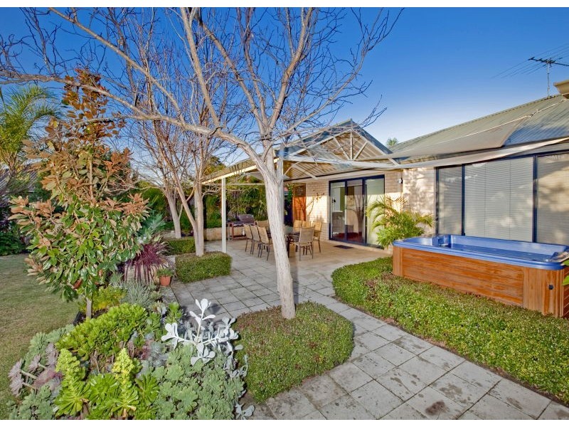 5 Belhus Ct, Tapping WA 6065