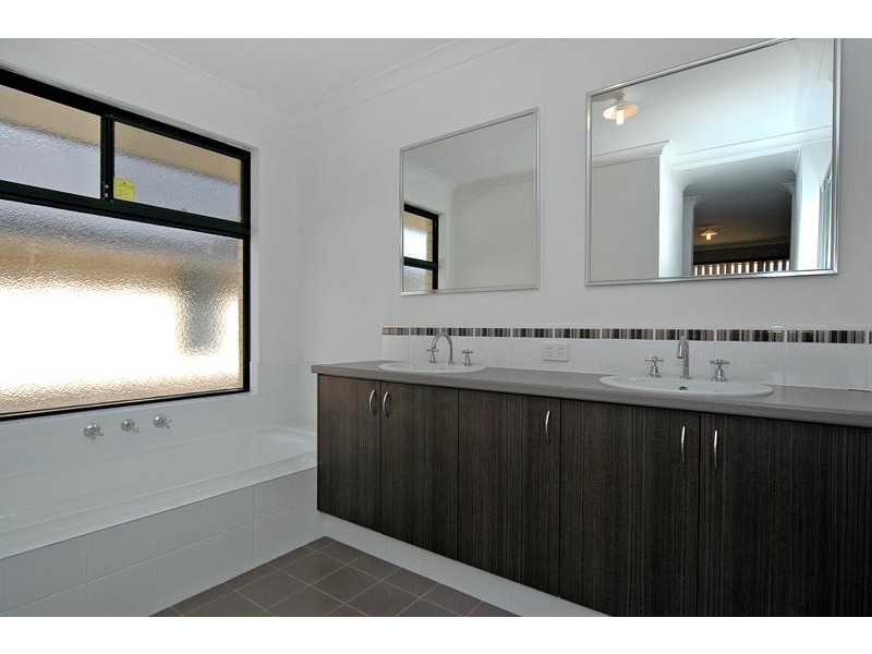 18 Collanda Circuit, Carramar WA 6031