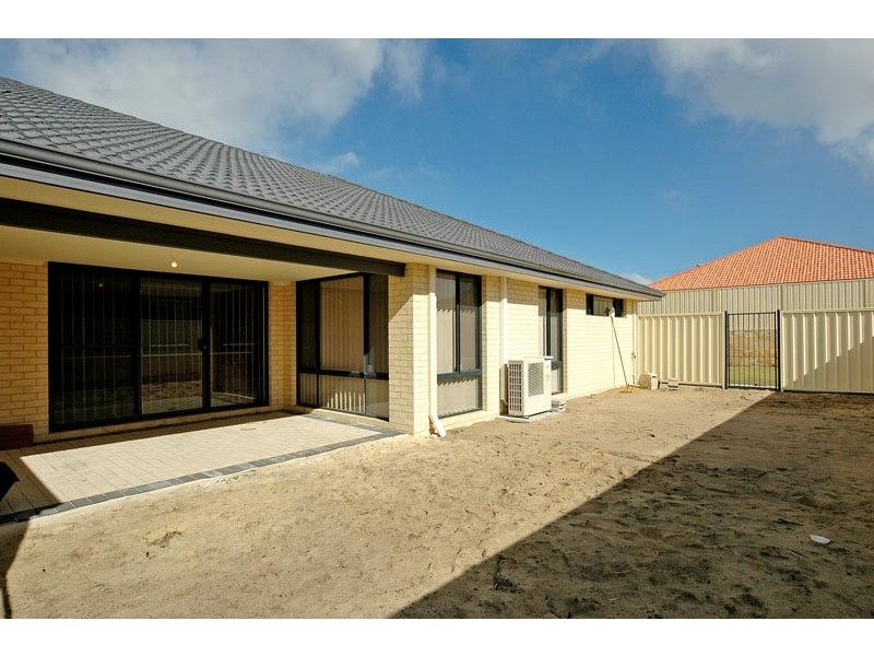 18 Collanda Circuit, Carramar WA 6031