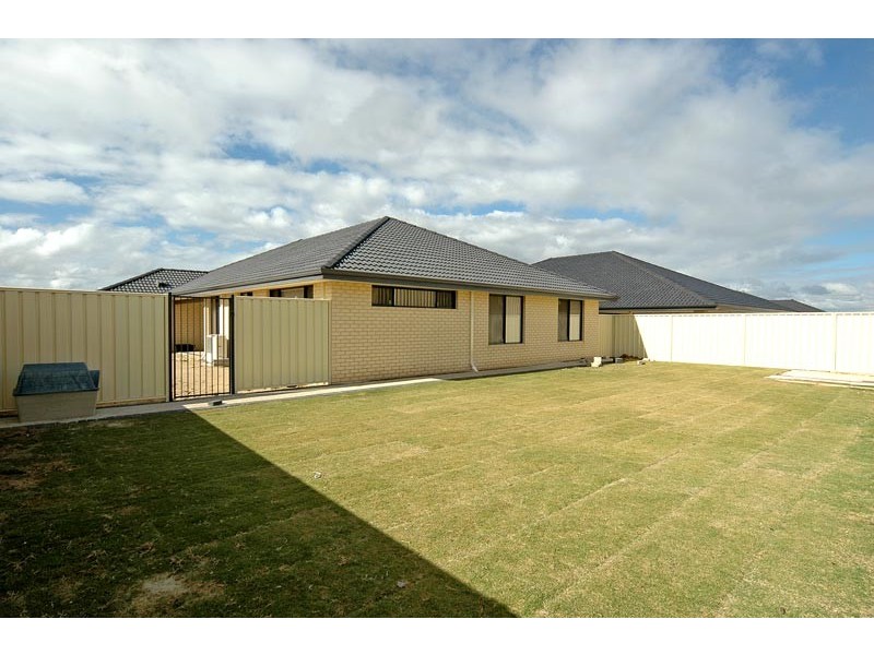 18 Collanda Circuit, Carramar WA 6031
