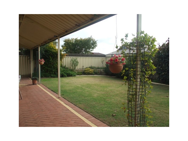 39 Houghton Drive, Carramar WA 6031