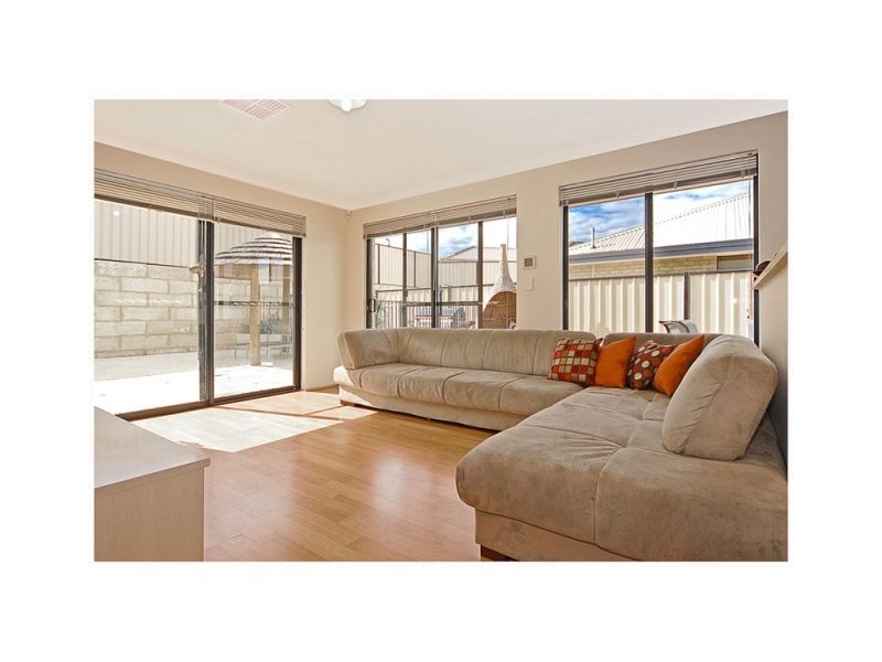 15  Rocklands Loop, Carramar WA 6031