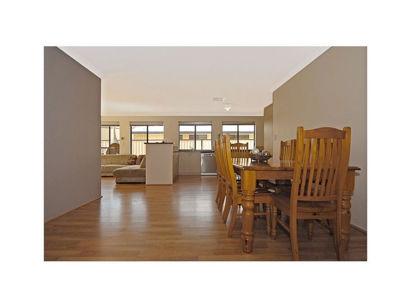 15  Rocklands Loop, Carramar WA 6031