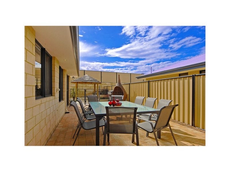 15  Rocklands Loop, Carramar WA 6031