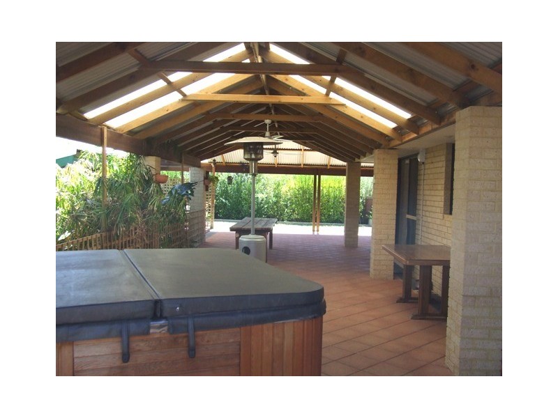 18 Retreat Green, Banksia Grove WA 6031