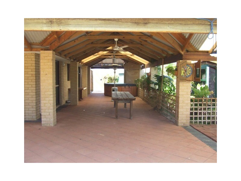 18 Retreat Green, Banksia Grove WA 6031