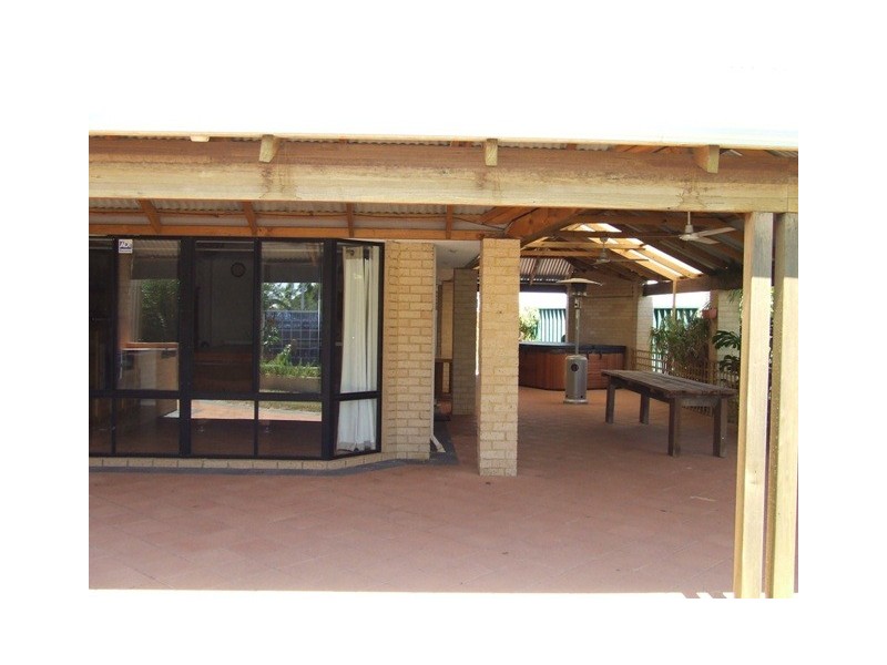 18 Retreat Green, Banksia Grove WA 6031