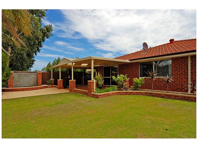 20 Golf links Drive, Carramar WA 6031