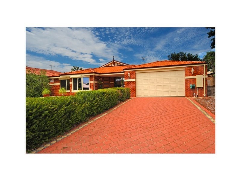 20 Golf links Drive, Carramar WA 6031