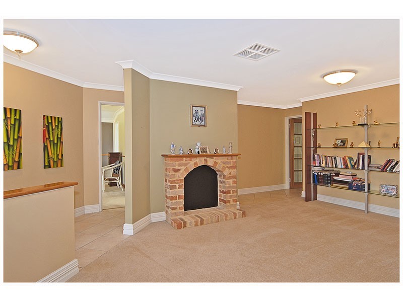 20 Golf links Drive, Carramar WA 6031