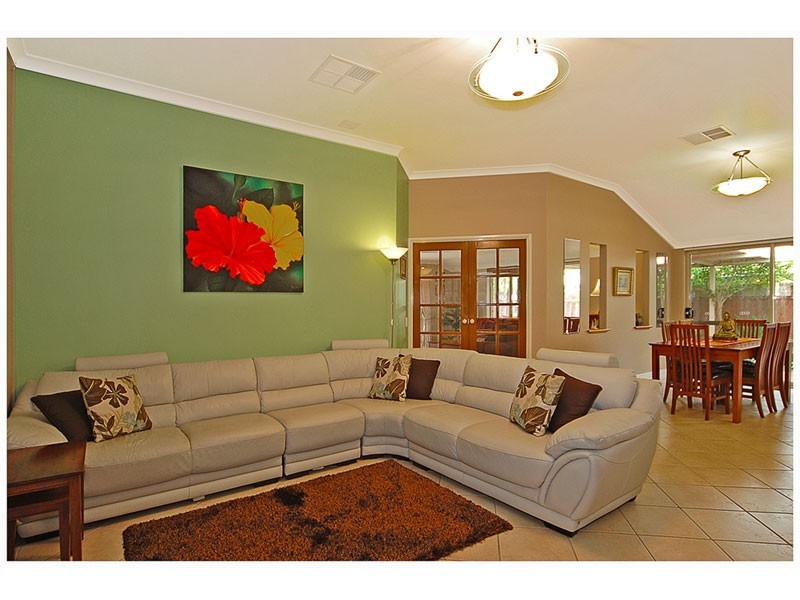 20 Golf links Drive, Carramar WA 6031