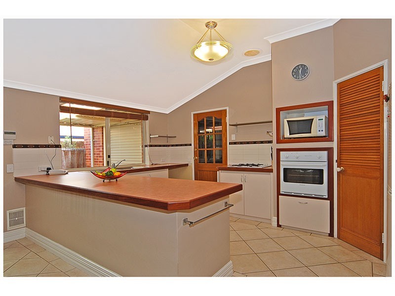 20 Golf links Drive, Carramar WA 6031