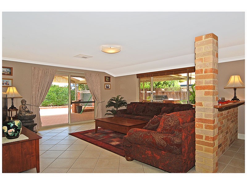 20 Golf links Drive, Carramar WA 6031