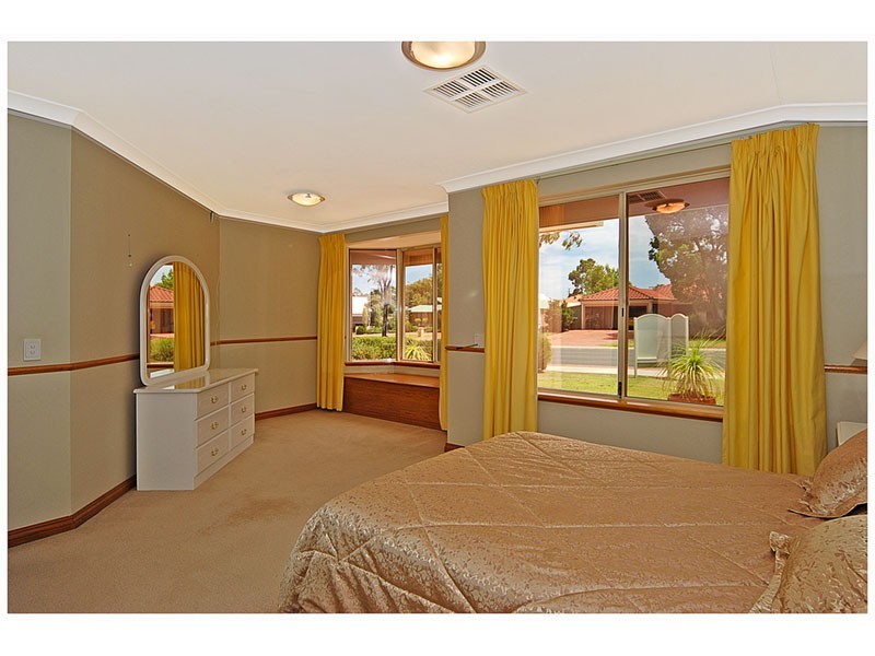 20 Golf links Drive, Carramar WA 6031