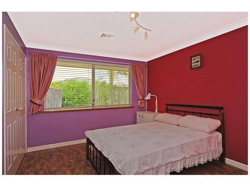 20 Golf links Drive, Carramar WA 6031